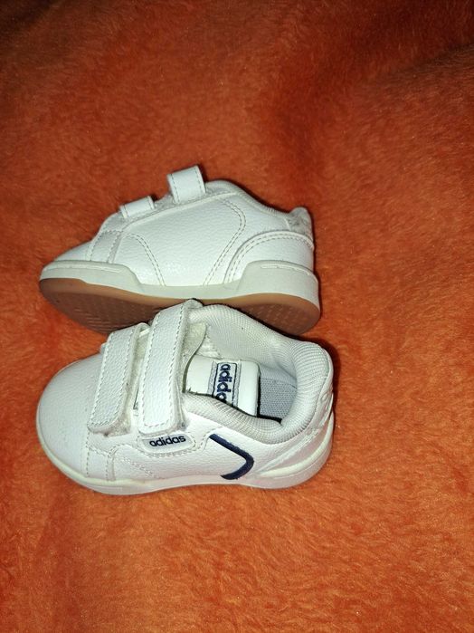 sapatinha adidas bege