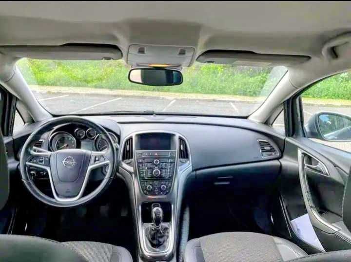 Opel Astra J 1.4 Turbo 140HP Sport full extras 2010. Estimado.