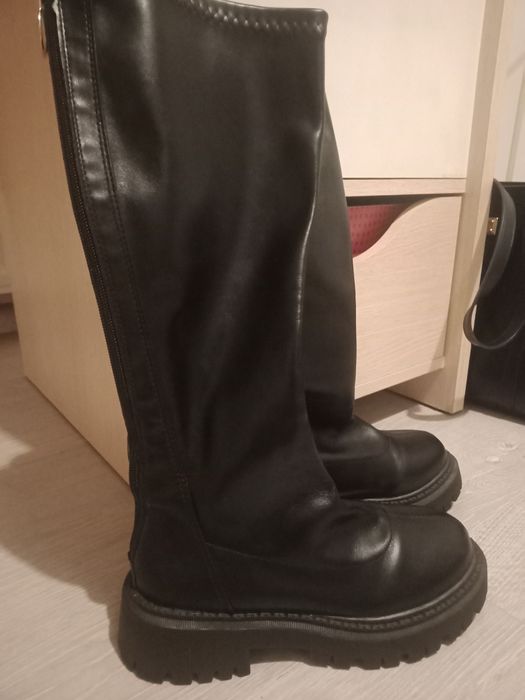 Buty z wysoką cholewą. Nowe. R 38