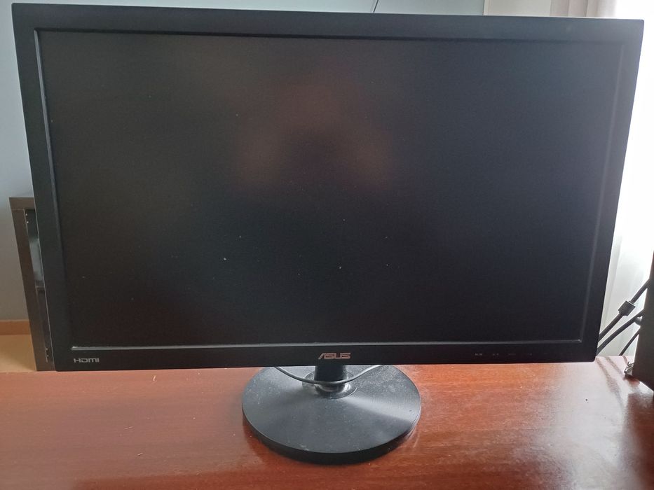 Torre de computador com monitor