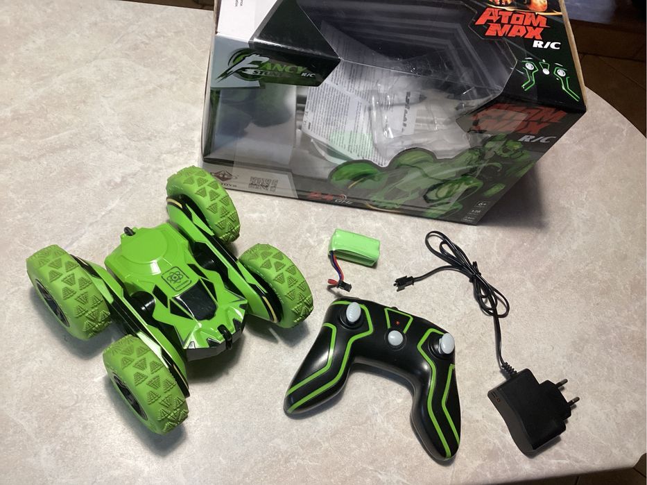 Машинка-перевертень на радіоуправлінні.