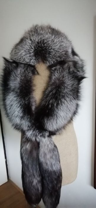 Piękny kołnierz z lisa srebrnego z ogonami
