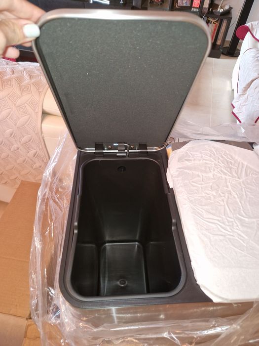 Caixote do lixo com pedal e com vários compartimentos para reciclagem