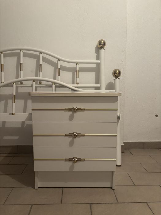 Cama Casal 140 cm em Branco com Detalhes Dourados + Duas Mesas de Cabeceira