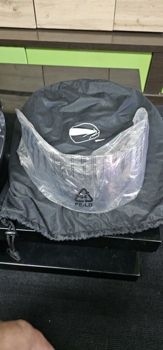 Capacete e luvas e botas de Moto