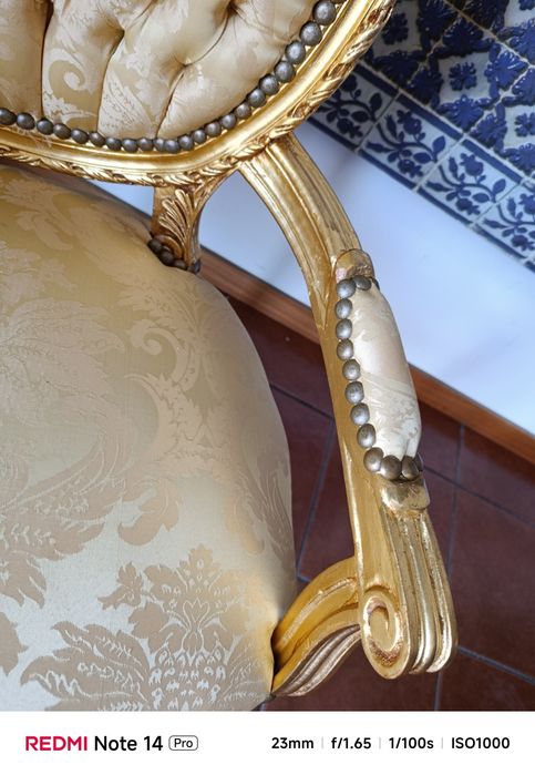Cadeirão dourado