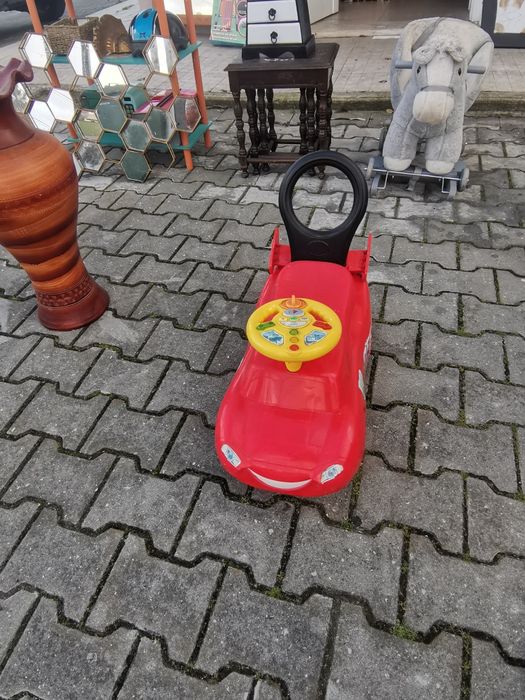 Vários brinquedos e peluches para crianças