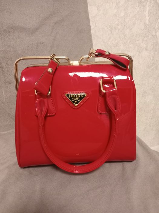 Продам червону сумочку