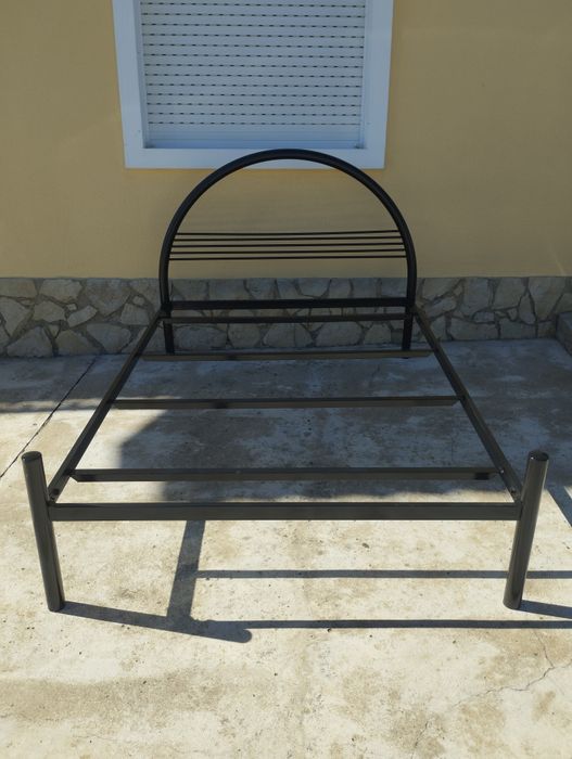 Cama de casal em ferro