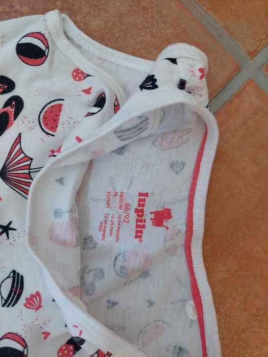 Várias peças de roupa de menina entre os 12 e os 36 meses