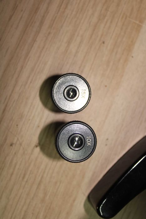 Microscópio amplia 10 x / 15 x