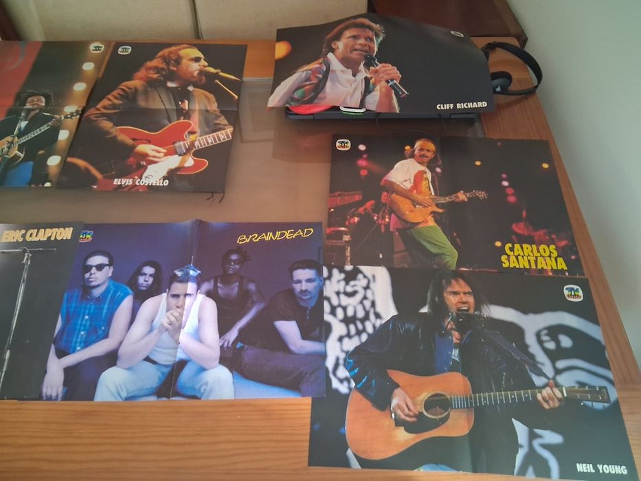 Posters antigos de cantores, atores  e bandas