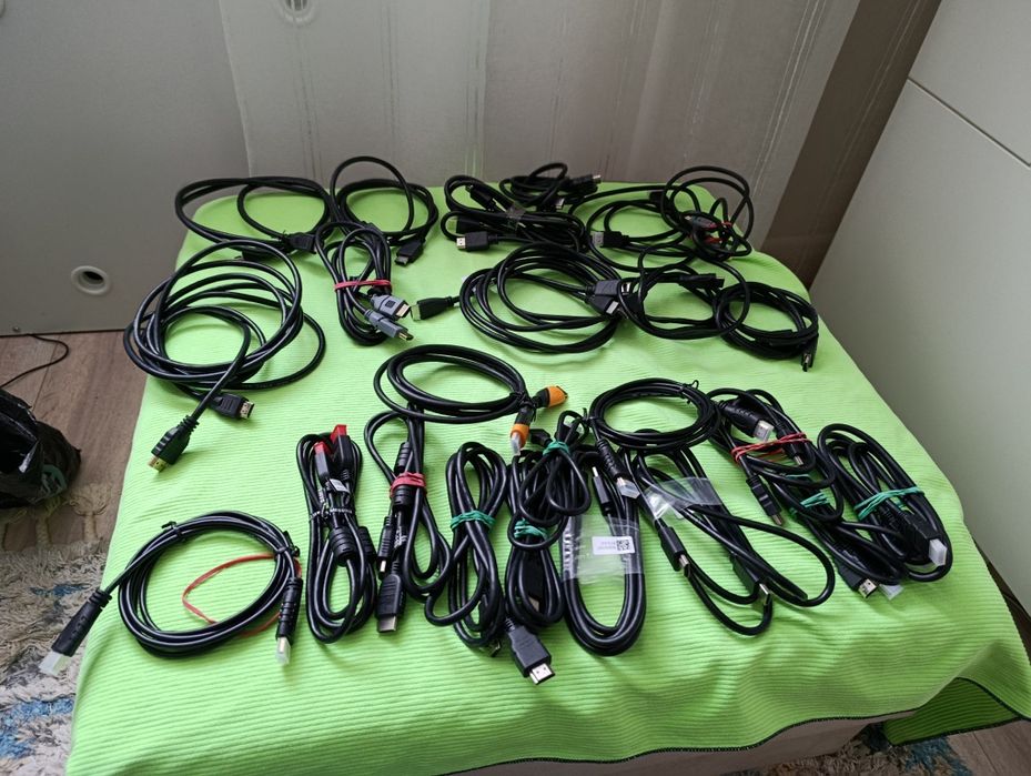 Klawiatury,kable HDMI,zasilające komputery,ladowarki  suchawki