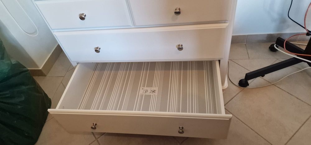 Cómoda branca IKEA com gavetas