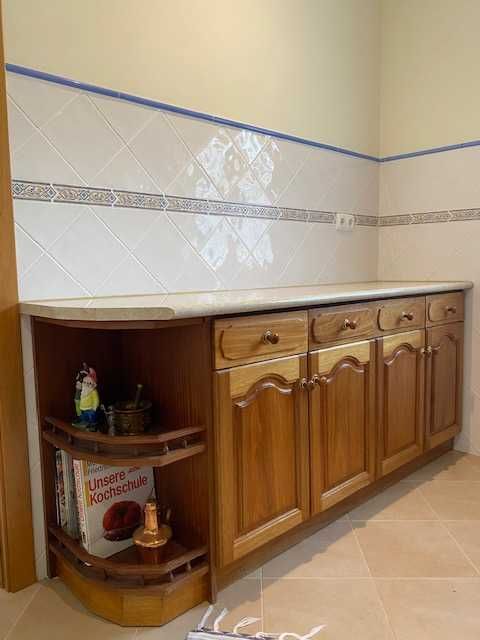 Cozinha de madeira em bom estado