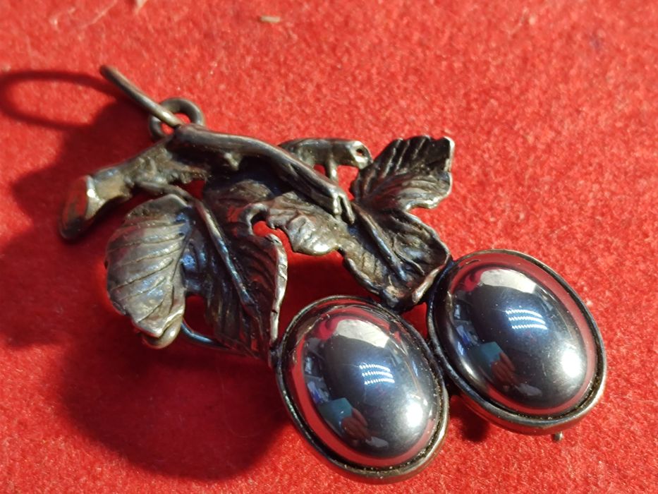 Przepiękny srebrny wisiorek i zapinka w jednym