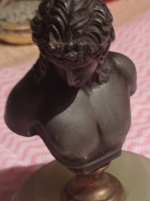 Figurka , odlew przedstawiająca Apollo.