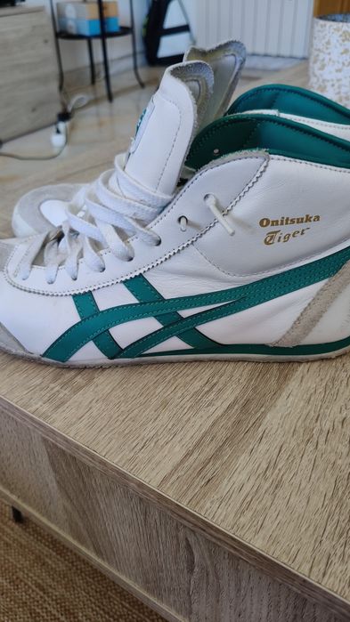 Asics mid-runner