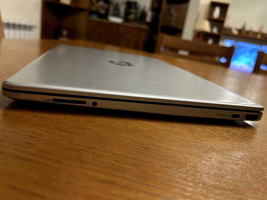 Portátil HP i5 com 8 GB RAM, SSD 512 GB e ecrã Full HD.