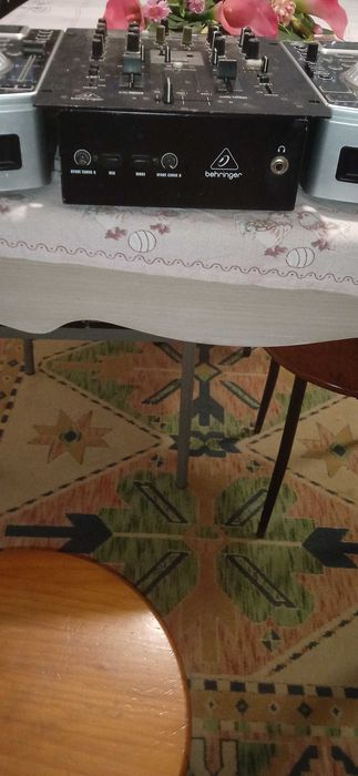 2 decks e 1 mesa de mistura