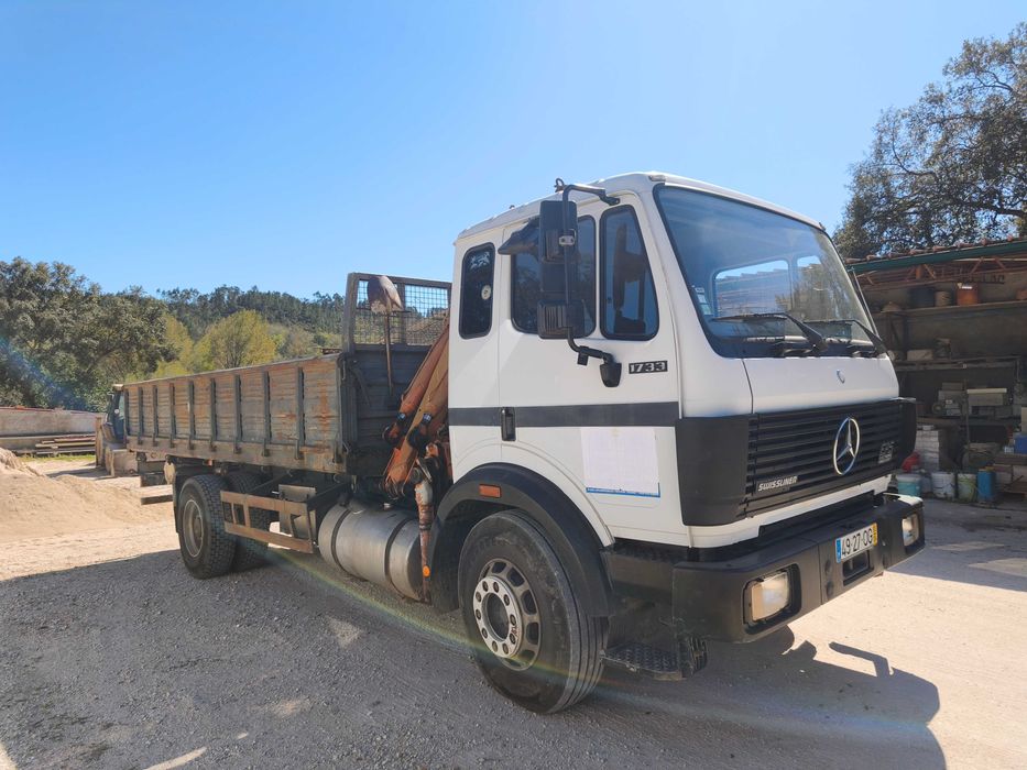 Camião Mercedes com grua