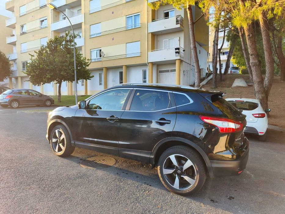Nissan Qashqai 1.5 dCi Tekna preto com teto panorâmico
