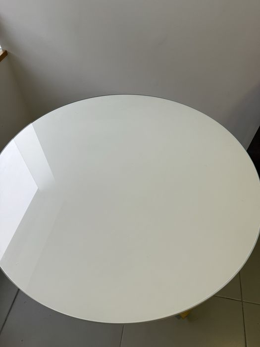 Mesa com pernas cruzadas madeira