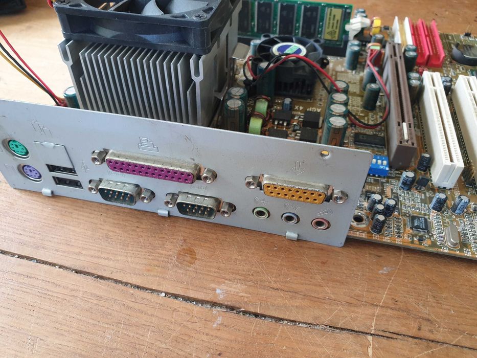 Soltek  SL-75DRV2, Athlon 1700, 256mb ram