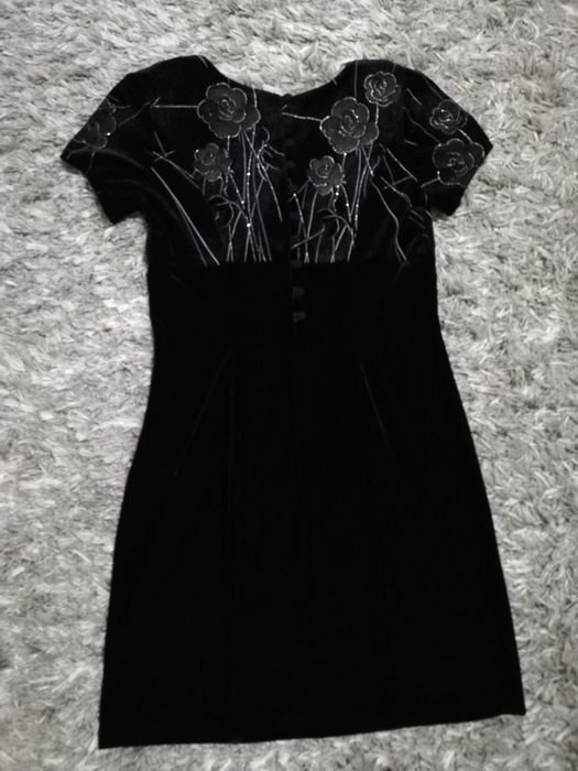 Czarna elegancka sukienka welurowa r. 40 L