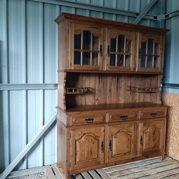 Móvel em castanho..