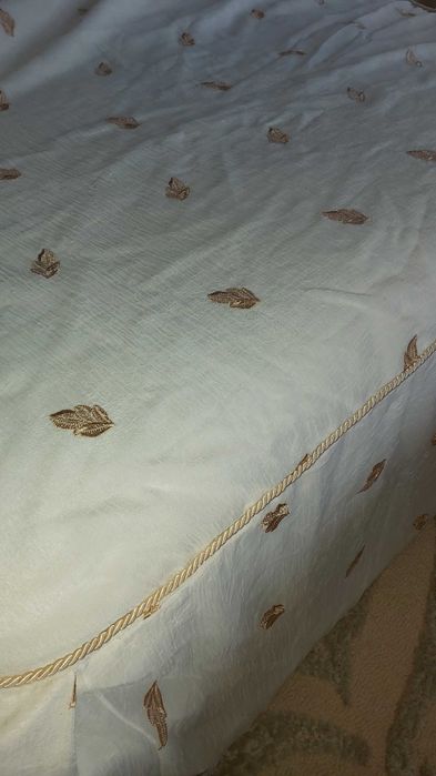 Colcha de cama de casal.