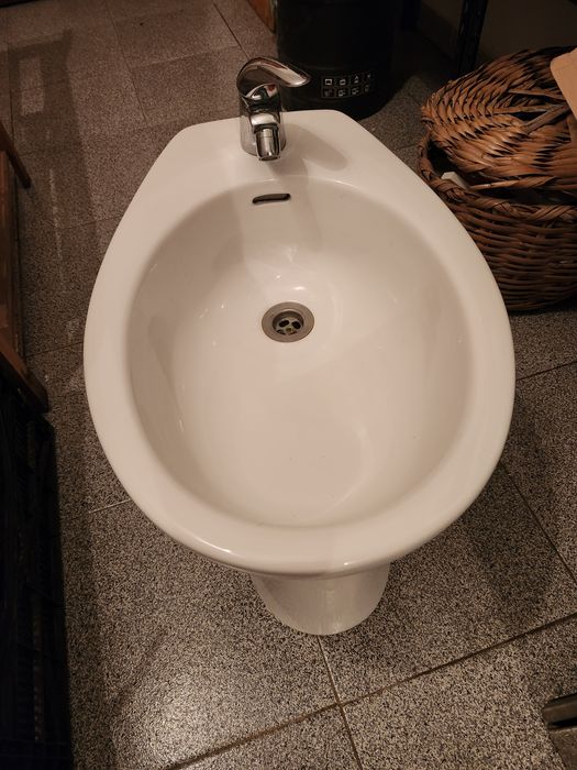 Bidé sanitanas  com torneira