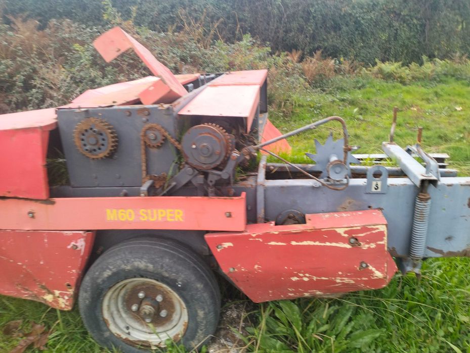 Enfardadeira a trabalhar