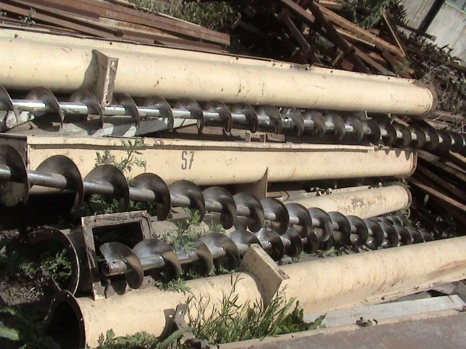 Przenośnik ślimakowy do poziomego przesuwania zboża