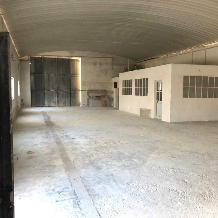 Arrenda-se Armazém em Benavente, bom estado, com contracto.