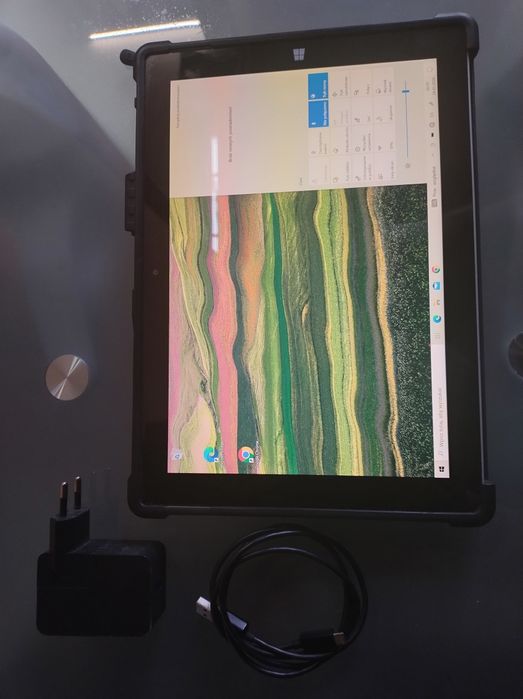 Microsoft surface 3 w osłonie UAG tablet z windowsem