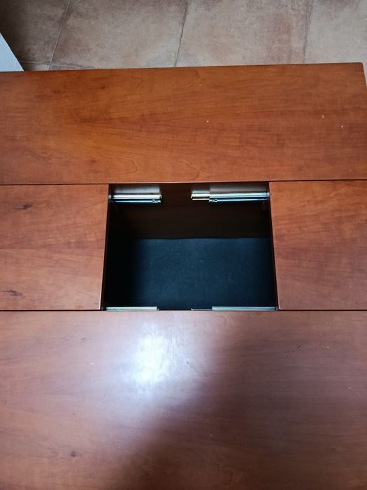 Mesa de Centro em Cerejeira com Arrumação