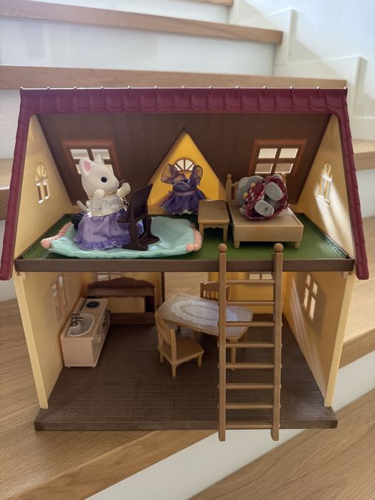 Sylvanian Families - domek z dwoma figurkami i mebelkami