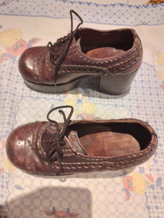 Par da sapatos com 50 anos fora da comum