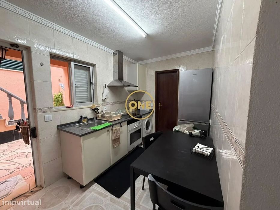 Moradia  Amora com 2 pisos e logradouro INVESTIMENTO GARANTIDO