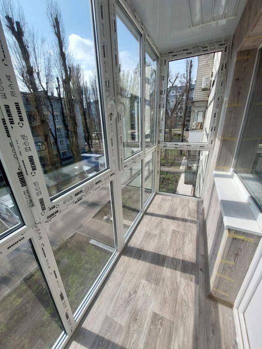 Балкон , лоджия , французский балкон , остекление балкона .