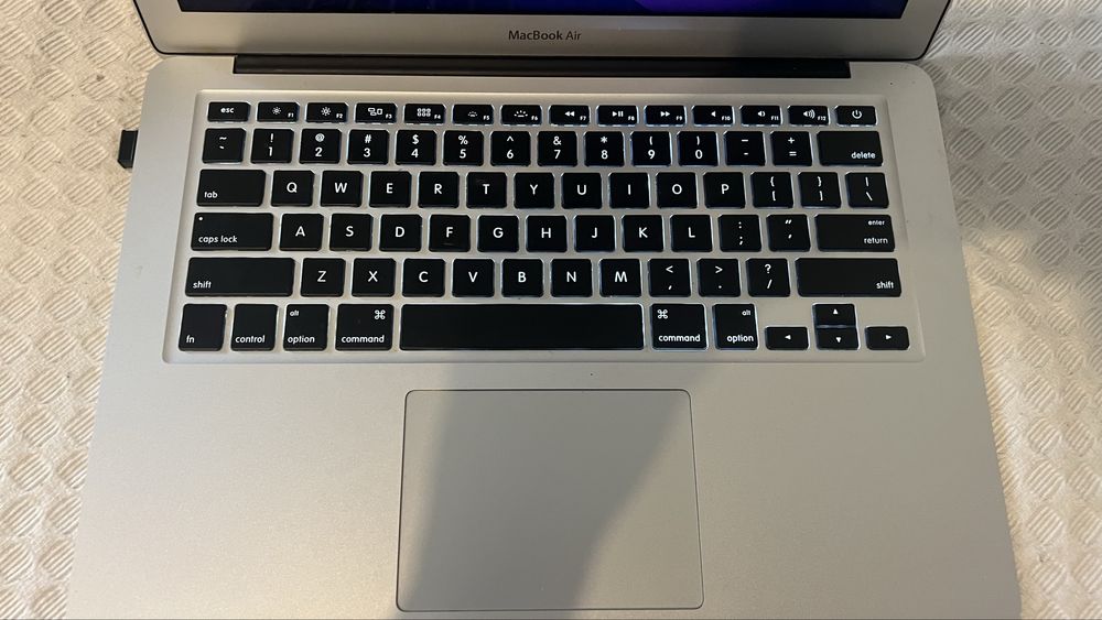 MacBook Air 13-inchCore i5 - 8GB SSD 128 - otimo estado