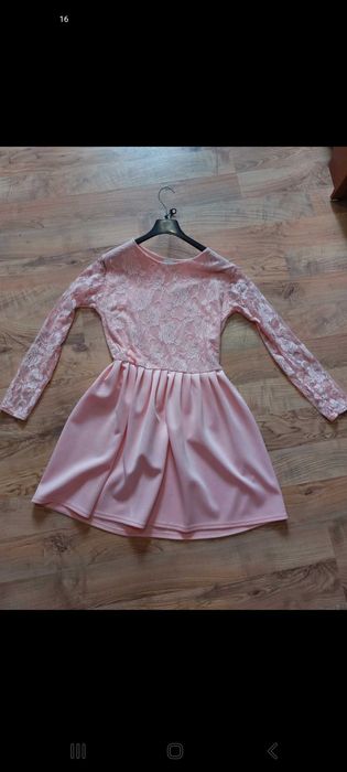 Koronkowa sukienka rozkloszowana