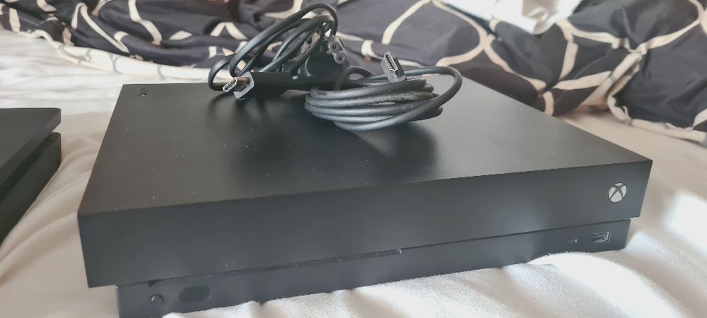 Xbox one X com cabo de alimentação inglês