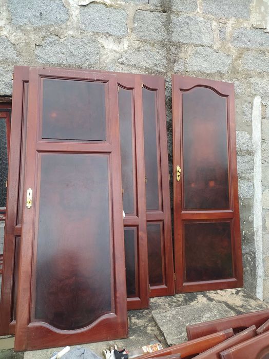 Portas de guarda roupa.