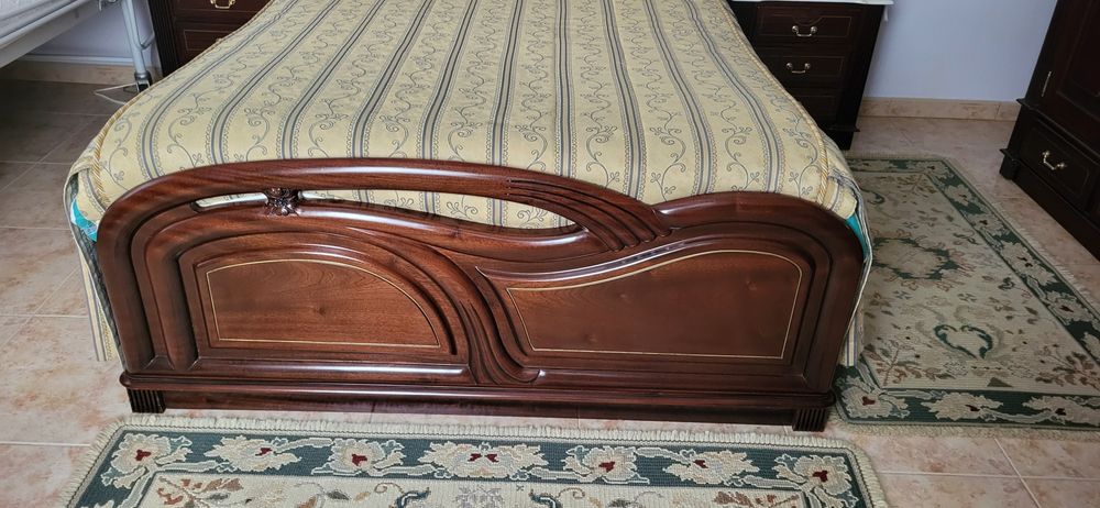 Cama e mesas de cabeceira com pedra mármore