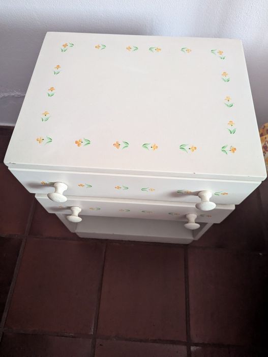 Mesa de cabeceira antiga pintada à mão