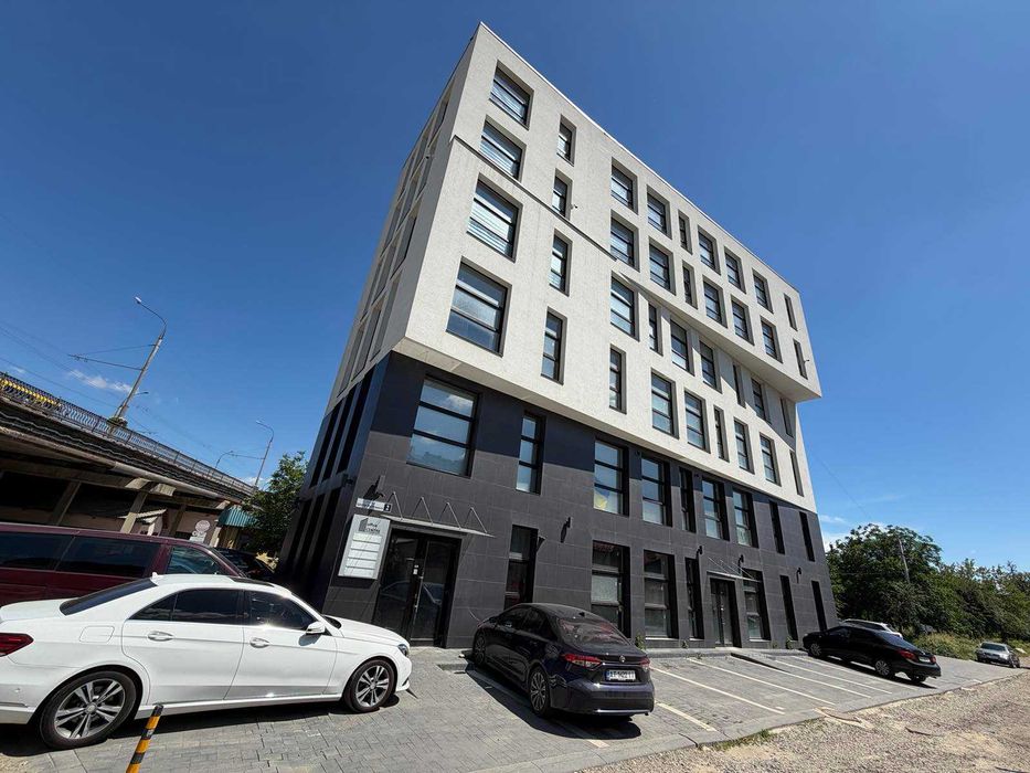 Оренда фасадного приміщення 187 м² .3 входи. Вітрини. Парковка .Базовий  ремонт під орендаря
