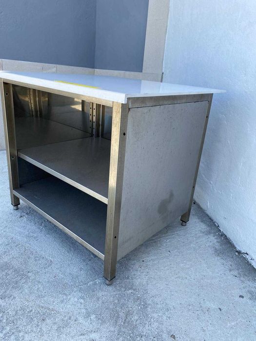 Bancada em inox com tampo corian