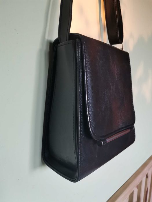 Czarna torebka trapezowa na ramię